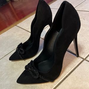 Feels pointed toe heel